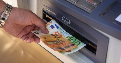 Comisión por sacar dinero del cajero: el banco español que ya avisa a sus clientes