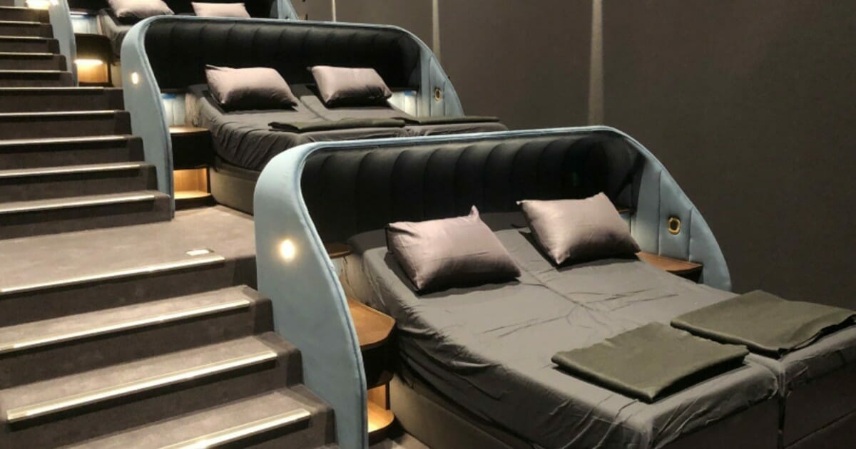 Un cine suizo estrena nuevas salas VIP con camas dobles, sofás y piscina de bolas