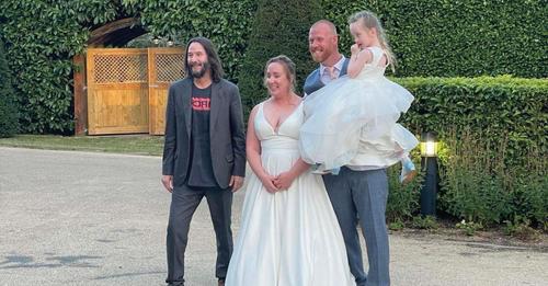 Keanu Reeves aparece por sorpresa en boda de pareja que lo invitó en un bar