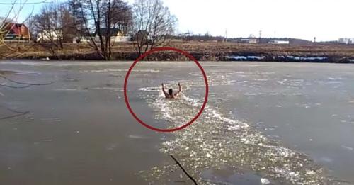 Se lanza a un río congelado y rompe el hielo a puñetazos para salvar a un perro que se ahogaba