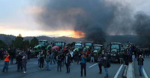 Más cortes de carreteras: Agricultores amenazan con paralizar Barcelona este miércoles