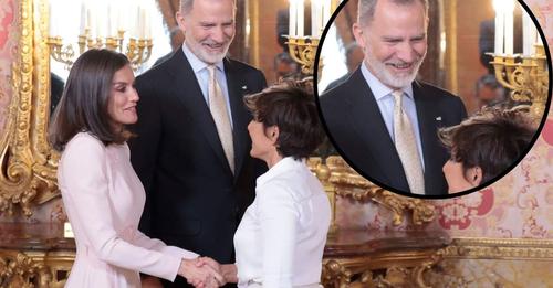 La significativa mirada del rey Felipe a Sonsoles Ónega mientras habla con Letizia