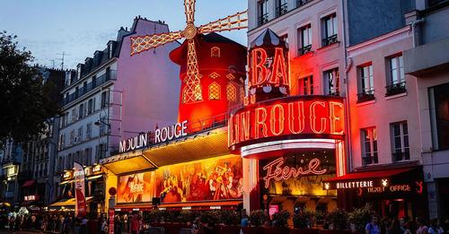 Se desploman las aspas del cabaré Moulin Rouge de París