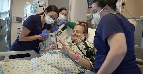 Realizan el primer trasplante combinado de bomba cardíaca y riñón de cerdo a una enferma terminal en Estados Unidos